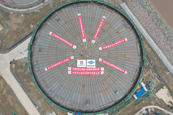 在全体参建员工的齐心努力下,重约960吨的储罐穹顶被提升43.584米,顺利与承压环闭合衔接,完成了储罐关键工序穹顶气顶升。