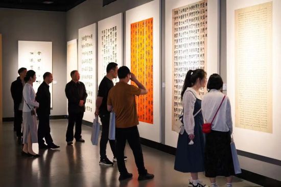 “书法约言-宋曹墨迹展”展出了10件宋曹书法墨迹和一套宋曹古籍,见证了宋曹书法历尽数百年淬炼依旧保持着浓墨重彩的魅力。