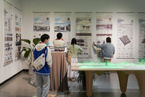“志存青云-驻盐高校艺术作品展”以设计展板、模型制作、绘图绘画、视频影像等多元化的表达方式,展示了新时代大学生丰富的艺术表现形式。