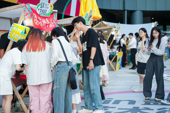 青年艺术市集像一首充满生机与活力的青春之歌。青年艺术家各展所长,用作品诠释着青春的色彩与力量。