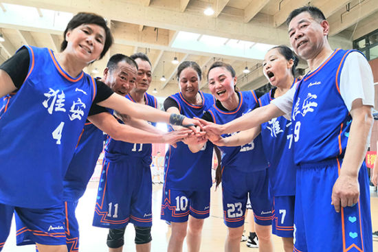 赛场上淮安飞奥男女混合队员、淮安区老年队队员们激情澎湃、奋勇拼搏,赛出风格赛出友谊。(桂宝林 摄)