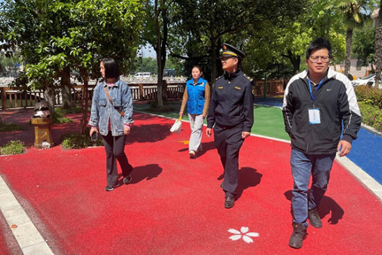 南京大光路街道城市管理部联合执法局、城市治理公众委员、城市治理志愿者走进宏鹰花园小区。