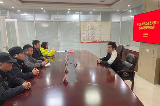 大光路街道工作人员就实地情况向公众委员进行介绍。