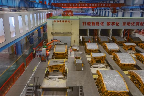 该基地以地铁管片、大直径盾构管片、超大直径盾构管片等装配式产品作为主要生产产品,年产盾构管片可达21万立方。中新网记者 泱波 摄