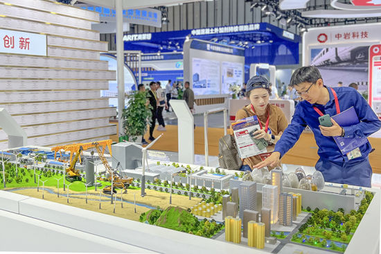 5月31日,由中国混凝土与水泥制品协会主办的第六届中国混凝土展在南京国际博览中心举行。朱晓颖 摄