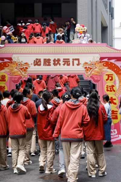 “逢考必胜”活动已经举办了九年。今年,必胜客将“必胜”信念与“吉祥”寓意巧妙融合,为考生们送上双重祝福。