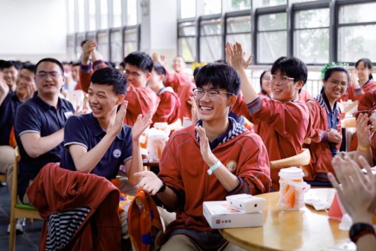 学子们参与“逢考必胜”活动,轻松自信迎接高考。