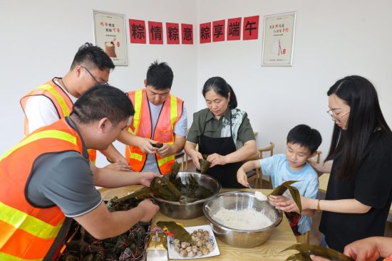 6月8日,一场主题为“浓情端午节 工地粽飘香”的活动在中建二局无锡梁东空天数科生态EOD项目部举行。