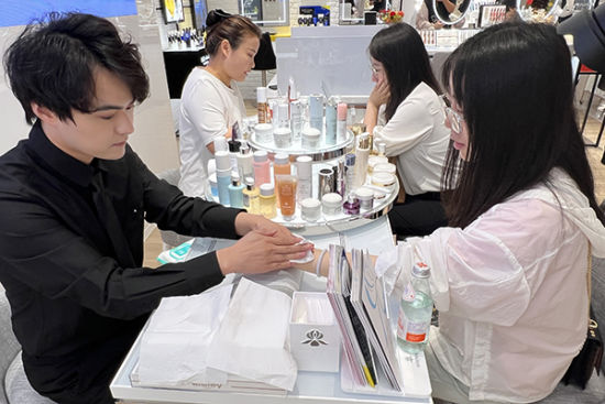 作为植物美容学先驱,法国希思黎在研发上潜心磨砺,以“不计时间,不计成本”的研发理念推出款款领航高端美妆行业的卓效产品。
