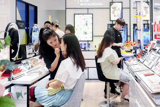 这里设有产品体验区、高端护理区和头发护理区三大功能。