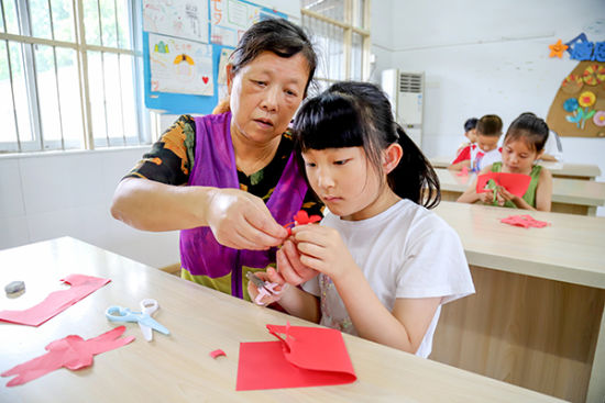 丰富小学生暑假文化生活,让孩子们度过快乐暑假。(高晓平 摄)