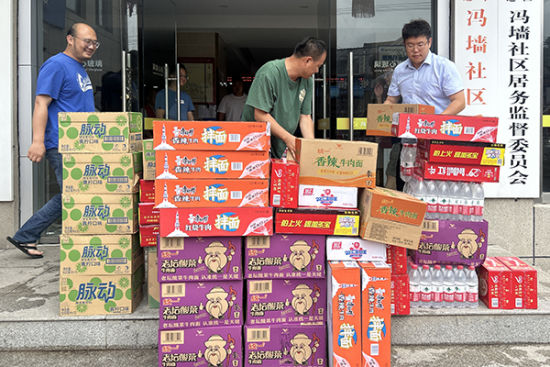 7月12日,南京江北新区沿江街道向辖区各防汛点送去饮用水、方便食品、一次性雨衣等防汛保障用品及防汛慰问物资。