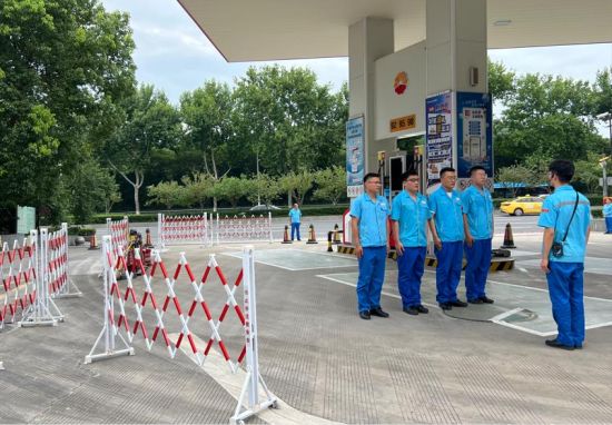 活动现场还组织了加油站治安消防及车辆灭火应急预案演练。朱晓颖 摄