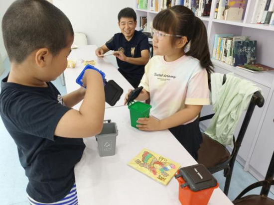 通过生动的课堂讲解、互动问答、实践操作等环节,鼓励学生们成为垃圾分类“小小宣传员”。