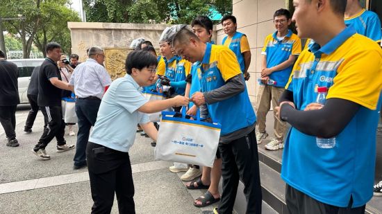 7月19日,江苏省总工会、南京市总工会在南京玄武区即将成立的闪送“骑士之家”开展送清凉活动,为闪送骑手们送来防暑降温物品。