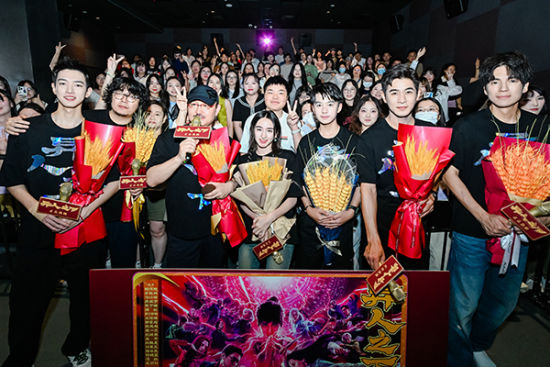 7月26日,奇幻动作电影《异人之下》全国路演来到南京,导演兼编剧乌尔善、联合导演夏鹏,演员李宛妲、乔振宇、宋宁峰、邬家楷、徐崴罗齐聚路演现场与观众见面互动,交流影片幕后故事。