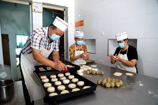 8月22日,南京高淳,工作人员手工制作传统苏式月饼。高晓平 摄