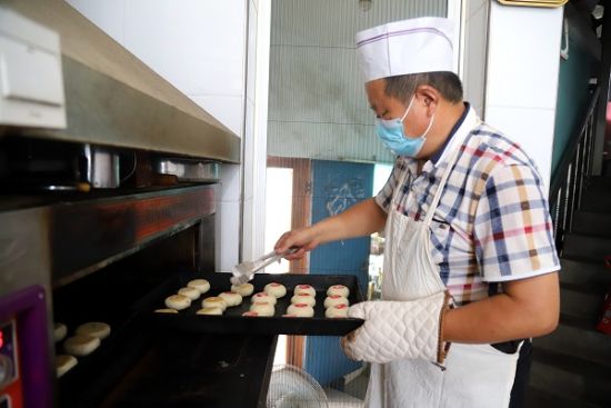 中秋将至,桠溪街道顾陇集镇炳生月饼生产店传统手工月饼制作忙。高晓平 摄