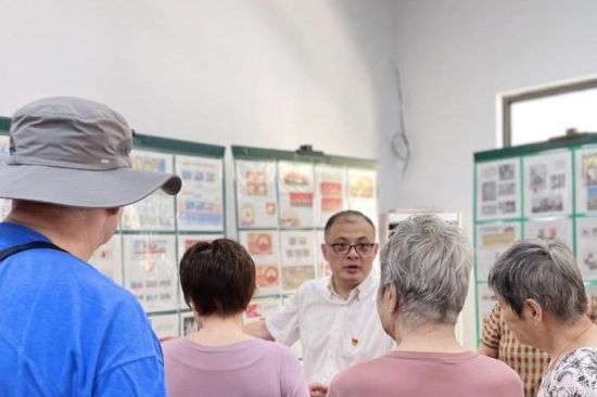此次邮票展集中展出了陈烽玮个人收藏的1800枚邮票。