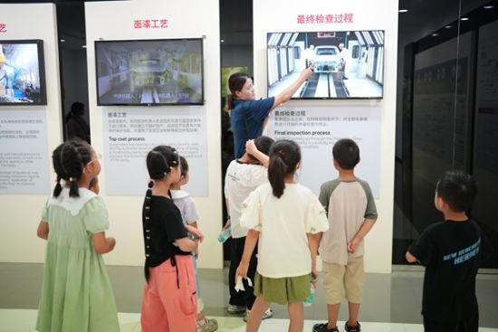 孩子们参观悦达起亚新能源汽车展厅。