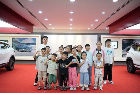 孩子们在悦达起亚汽车工厂合影。