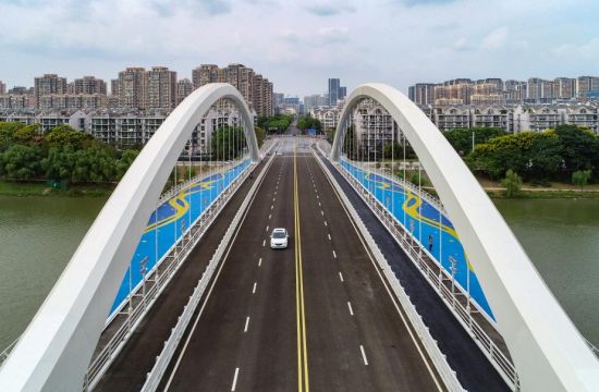 9月10日,由中建三局集团有限公司承建的南京最大顶推钢桥梅苑南路跨秦淮新河大桥通车。