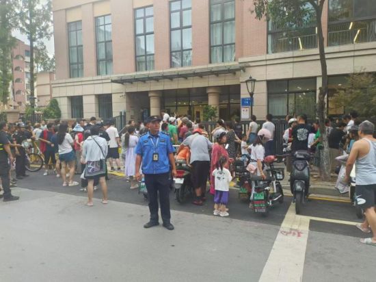 此次专项整治行动旨在营造干净整洁、安全有序的校园周边环境。