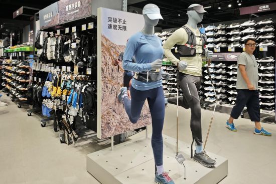 该店不仅以焕然一新的视觉形象亮相,更以全面升级的服务,全方位重塑消费者的运动消费体验。