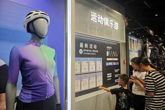 目前,迪卡侬大桥北路店已建立骑行、跑步,登山等专业运动社群,新注册会员超12000名。