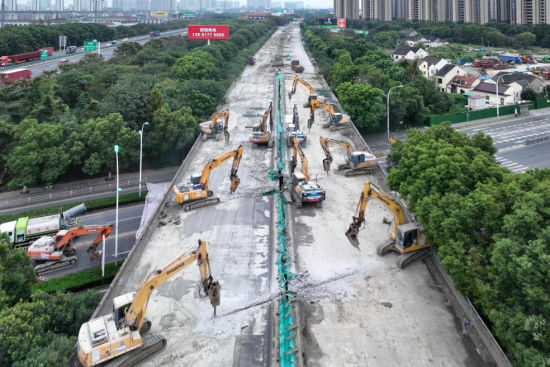 10月19日,由中交隧道局承建的312国道无锡锡沪路至锡虞立交段312XX12标启动友谊路大桥拆除工作。
