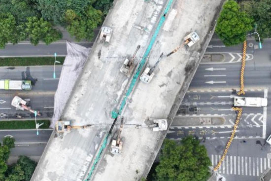 至此,该标段桥梁拆除78跨已全部施工完成,标志着项目建设全面进入桥梁主体工程施工的新阶段。