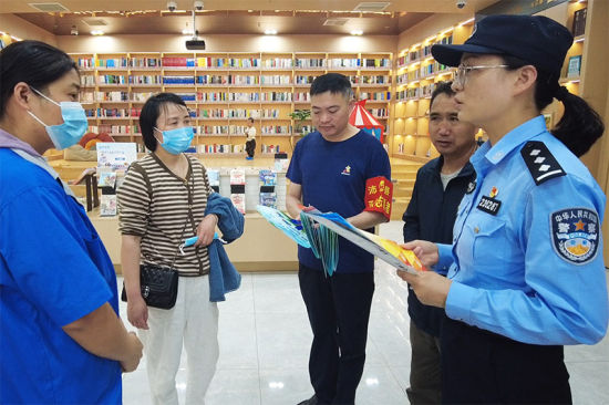 近日,徐州沛县公安局经侦大队与栖山派出所联合开展辖区防诈骗宣传活动。沛县栖山派出所供图