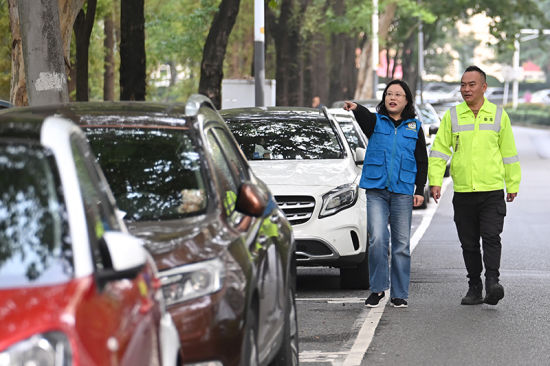 近日,南京大光路街道执法办、城治办联合城市治理公众委员、城市治理志愿者及停车办工作人员,共同对明御河路停车秩序进行整治。