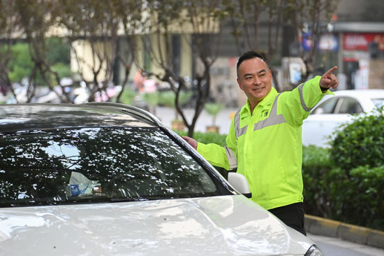 检查人员对明御河路两侧的公共停车位进行全面巡查。