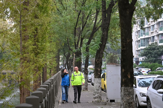 大光路街道相关负责人表示,文明停车是城市文明的重要体现,良好的道路停车秩序需要大家共同维护。(中新网记者 泱波 摄)